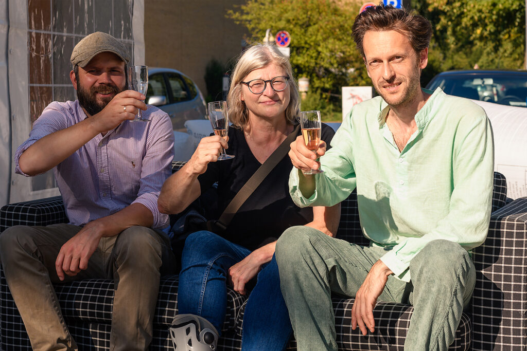 Christoph Weiß, Frau Kling (Stadtbaurätin) und Philipp Röhe Hansen Schlichting (v.l.) stoßen auf das gemeinsame Projekt an 